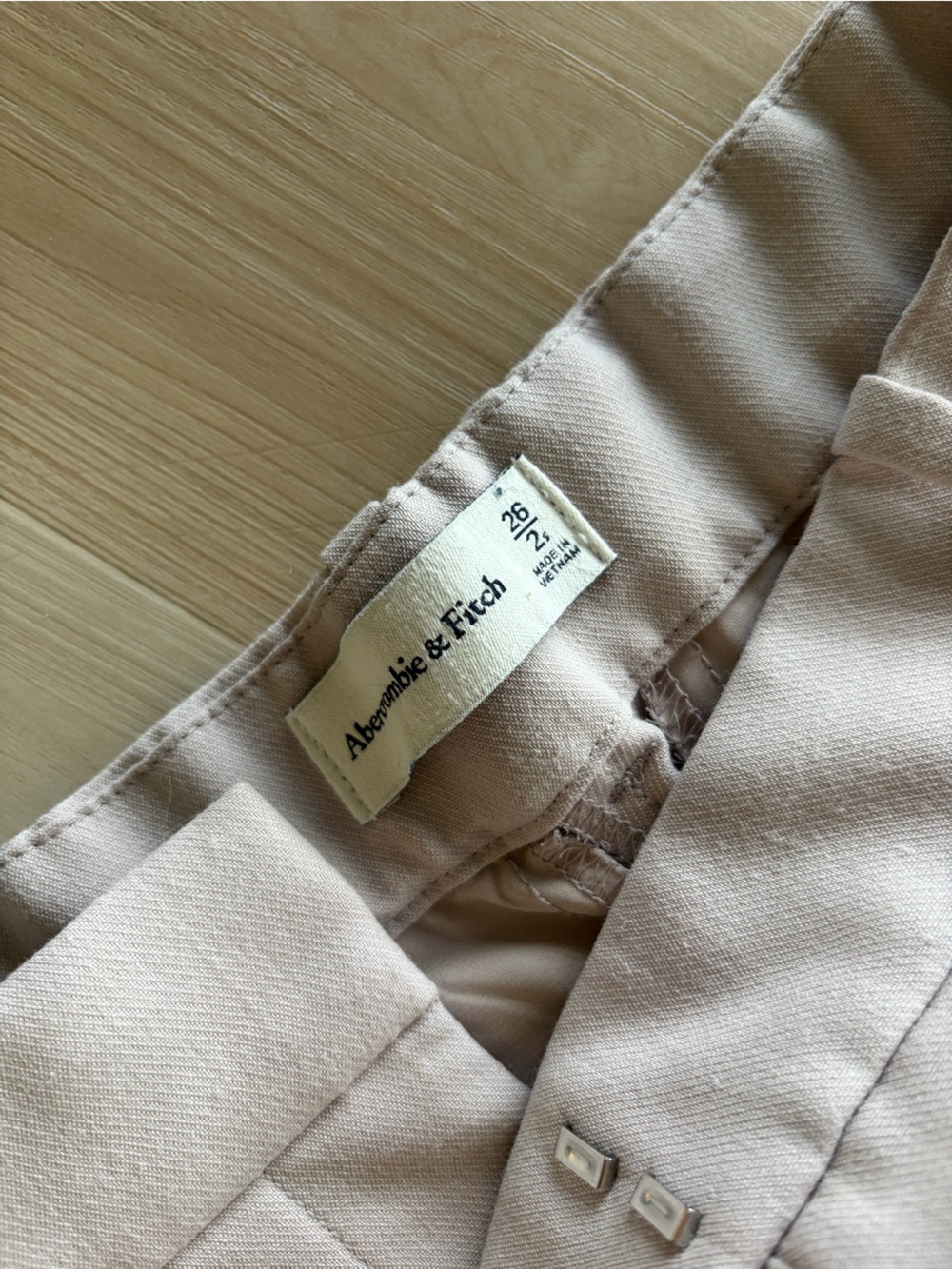 Abercrombie and Fitch cream/tan trousers - Picture 2 of 5
